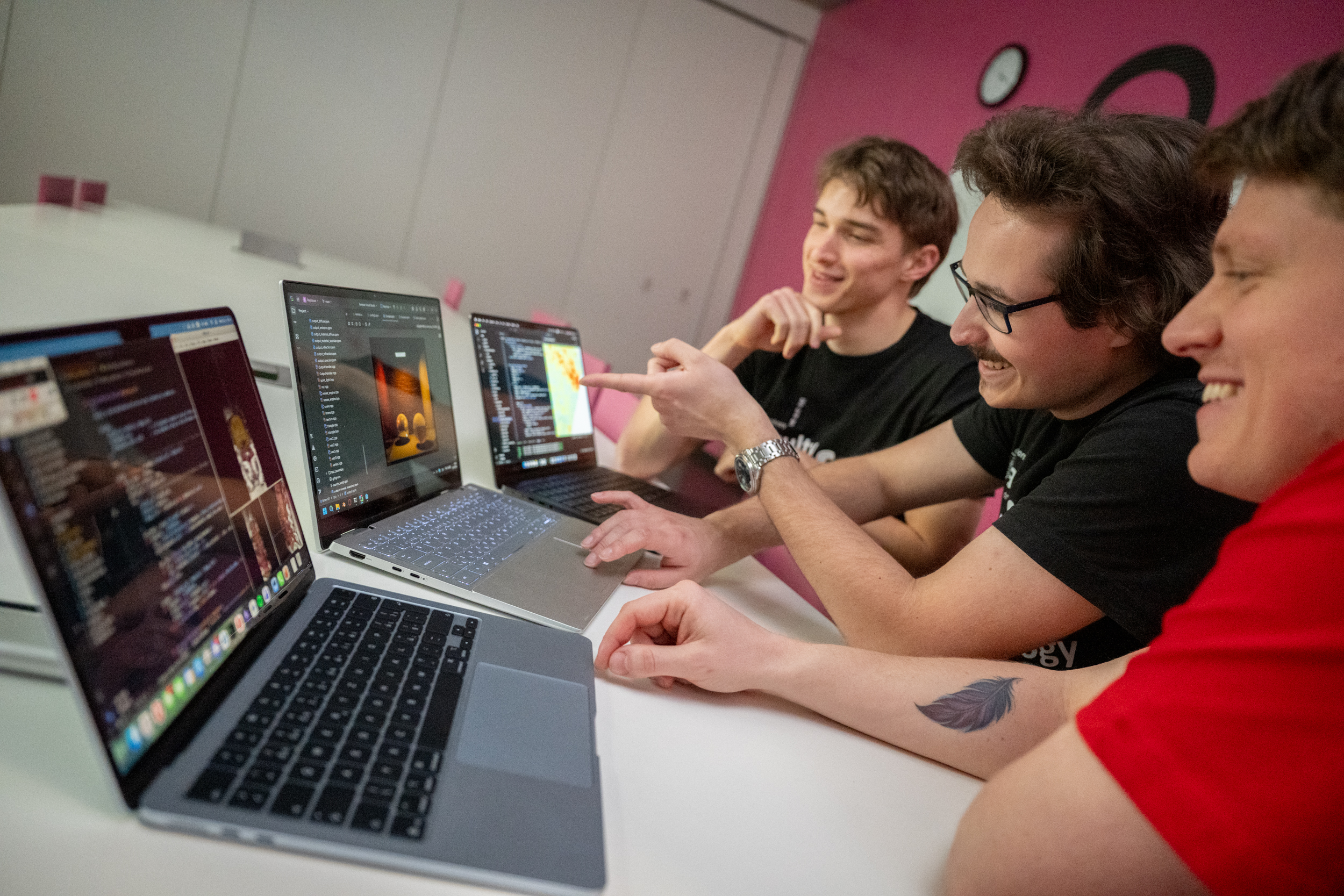 Studenti společně pracují na herním prototypu