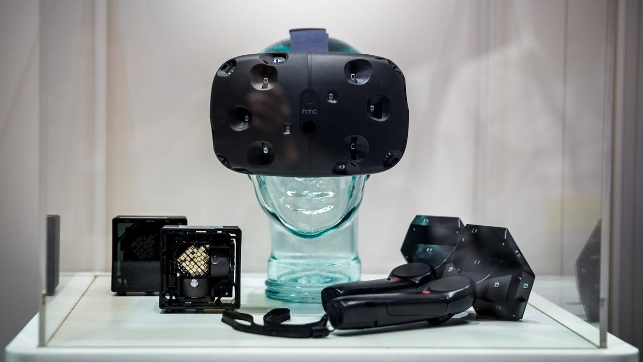 HTC Vive s ovladači a majáky Lighthouse